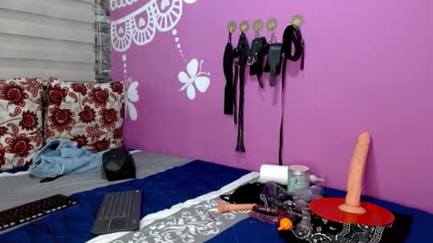 Snapshot of antonellaandnoah chatting on February 7, 5:44 am AntonellaAndNoah online show from February 7, 5:44 am