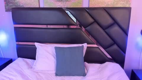 Snapshot of antonellalove_ chatting on December 13, 8:58 pm My name is Andrea thumb up me please its important online show from December 13, 8:58 pm