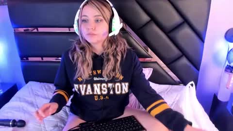 Snapshot of antonellalove_ chatting on December 17, 11:16 pm My name is Andrea thumb up me please its important online show from December 17, 11:16 pm