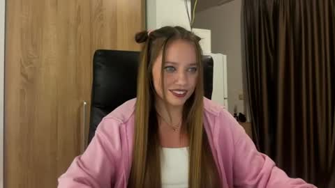 Snapshot of anuetta chatting on August 3, 5:27 pm Aneutta online show from August 3, 5:27 pm