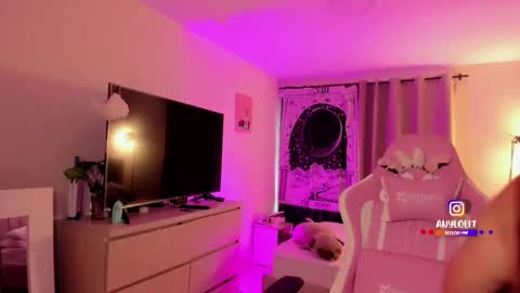   Independent model  online show from November 8, 7:01 pm