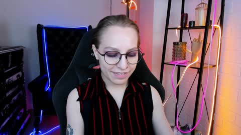 Snapshot of aphexqueen chatting on December 8, 4:07 pm APHEX QUEEN online show from December 8, 4:07 pm