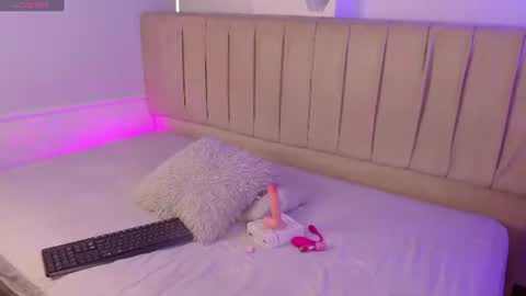 Snapshot of aphril_bluee chatting on July 22, 1:14 pm aphril_bluee online show from July 22, 1:14 pm
