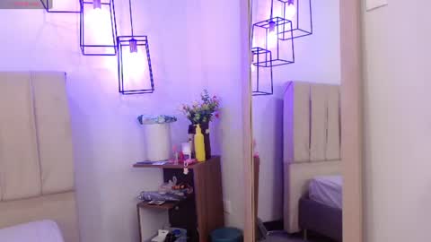 Snapshot of aphril_bluee chatting on August 3, 1:05 pm aphril_bluee online show from August 3, 1:05 pm