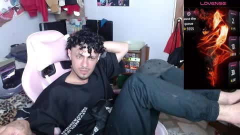 Snapshot of apolo_s chatting on March 25, 3:23 am Andres online show from March 25, 3:23 am