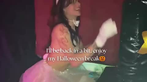 Snapshot of april_bennett chatting on October 20, 12:05 pm   online show from October 20, 12:05 pm