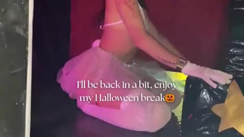 Snapshot of april_bennett chatting on October 21, 12:06 pm   online show from October 21, 12:06 pm