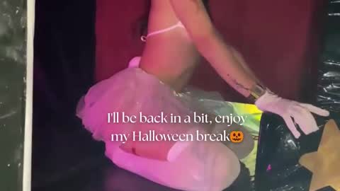 Snapshot of april_bennett chatting on October 22, 12:05 pm   online show from October 22, 12:05 pm