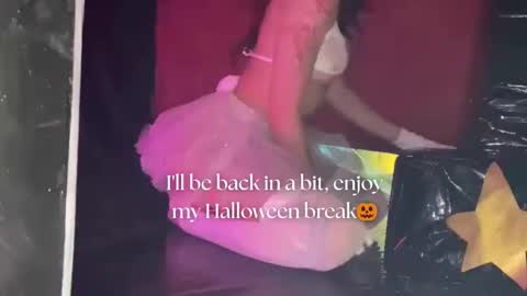 Snapshot of april_bennett chatting on October 27, 12:20 pm   online show from October 27, 12:20 pm