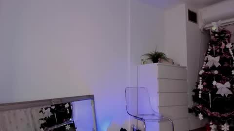 Snapshot of aprilhadid chatting on November 27, 6:43 pm Laura online show from November 27, 6:43 pm