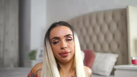 Snapshot of aprilhadid chatting on November 28, 6:43 pm Laura online show from November 28, 6:43 pm