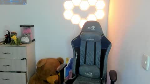 aqua emilly online show from October 23, 11:03 pm