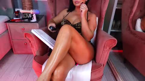 AQueenMonica online show from November 23, 6:30 pm