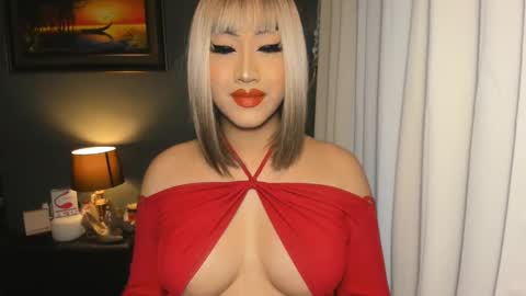 Snapshot of aqueenofcumxx chatting on December 8, 6:39 pm Alicia online show from December 8, 6:39 pm