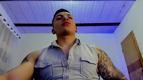 Snapshot of aquiles_51 chatting on February 13, 1:19 am Jonathan online show from February 13, 1:19 am