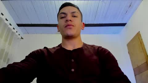 Snapshot of aquiles_51 chatting on February 16, 12:41 am Jonathan online show from February 16, 12:41 am