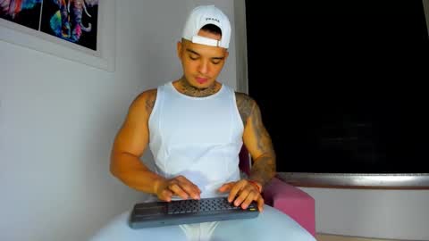 Snapshot of aquiles_elpapi chatting on September 26, 12:42 pm AquilesElpapi online show from September 26, 12:42 pm
