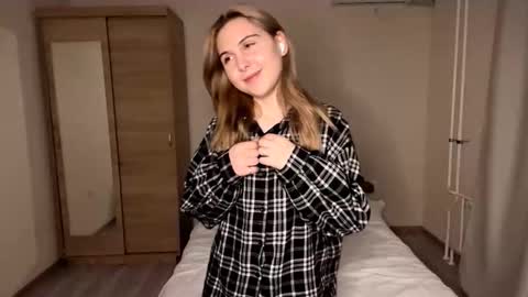 Snapshot of arabunyan chatting on December 3, 3:54 pm Emi online show from December 3, 3:54 pm