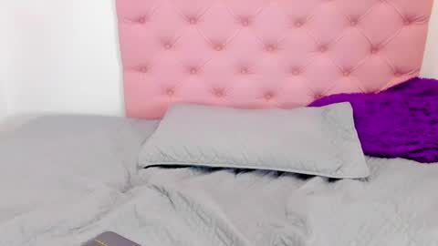 Snapshot of arah_issaa chatting on March 3, 1:21 am arah_issaa online show from March 3, 1:21 am