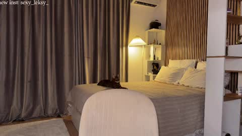 Snapshot of aria_muv chatting on April 6, 7:04 pm and online show from April 6, 7:04 pm