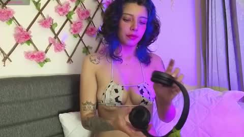 Snapshot of aria_silk chatting on March 27, 1:44 am aria_silk online show from March 27, 1:44 am