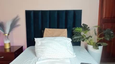 Snapshot of ariadnaholt chatting on December 15, 11:25 am AriadnaHolt online show from December 15, 11:25 am