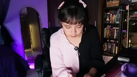Snapshot of ariamoonlight chatting on April 20, 1:25 pm online show from April 20, 1:25 pm