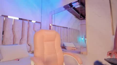 ariana_grande233 online show from February 18, 11:50 am