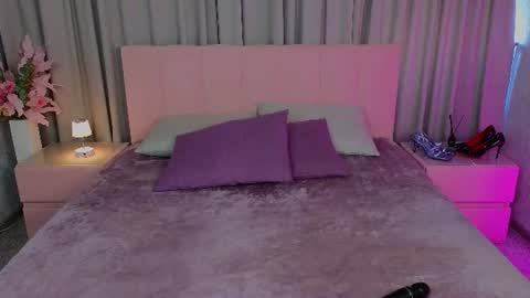 Snapshot of ariana_petite chatting on July 9, 12:26 am Ariana online show from July 9, 12:26 am