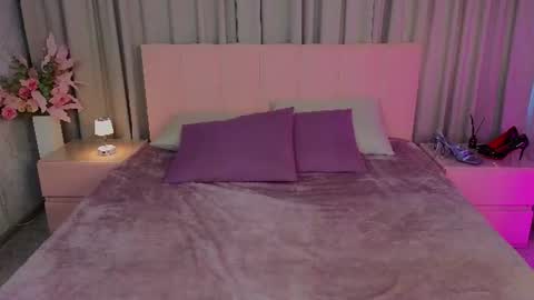 Snapshot of ariana_petite chatting on July 14, 12:13 am Ariana online show from July 14, 12:13 am
