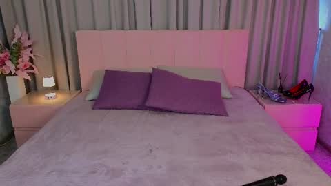 Snapshot of ariana_petite chatting on July 14, 11:21 pm Ariana online show from July 14, 11:21 pm