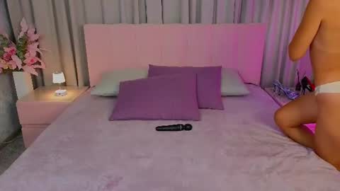 Snapshot of ariana_petite chatting on July 16, 12:27 am Ariana online show from July 16, 12:27 am