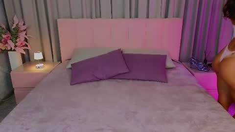 Snapshot of ariana_petite chatting on July 16, 11:11 pm Ariana online show from July 16, 11:11 pm