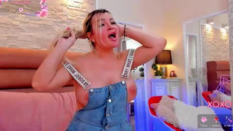 Snapshot of arianacroft_ chatting on March 21, 8:30 am Ariana online show from March 21, 8:30 am