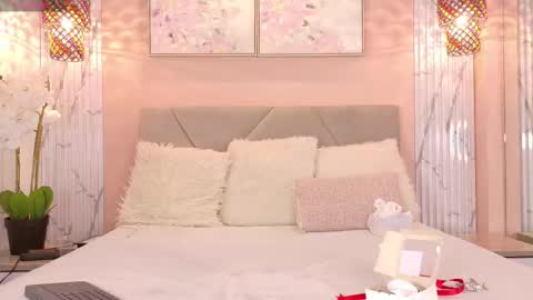 Snapshot of arianagolden_ chatting on February 14, 7:21 pm Ariana online show from February 14, 7:21 pm