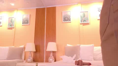 Snapshot of arianagolden_ chatting on March 1, 6:04 am Ariana online show from March 1, 6:04 am