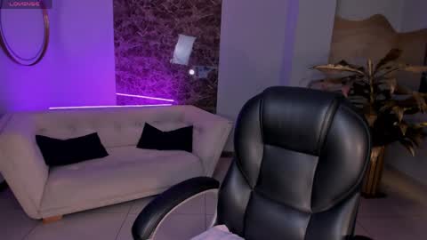 Snapshot of ariananova chatting on April 9, 5:07 am Your Girl online show from April 9, 5:07 am