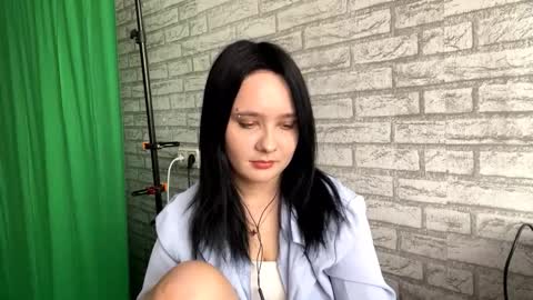 Snapshot of arianeruuska chatting on March 25, 8:09 am Kira online show from March 25, 8:09 am