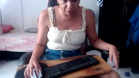 ariannaloovel online show from July 30, 5:01 pm