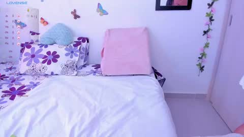 ariannna08_ online show from December 6, 12:05 pm
