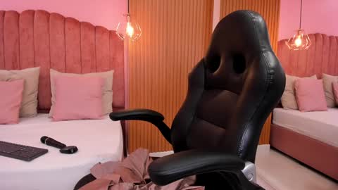 Snapshot of ariel_jonnes chatting on December 12, 6:21 pm Ariel online show from December 12, 6:21 pm