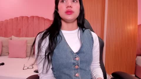 Snapshot of ariel_jonnes chatting on December 16, 5:11 pm Ariel online show from December 16, 5:11 pm