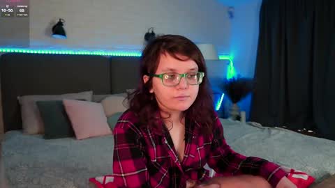 Snapshot of ariell_mini chatting on April 1, 5:52 am Ariell Mini online show from April 1, 5:52 am