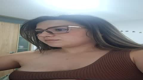 Snapshot of arielrose1022 chatting on June 15, 10:45 pm Ariel Rose online show from June 15, 10:45 pm