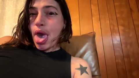 Snapshot of arielwyld chatting on October 20, 8:42 pm ariel colin when hes here online show from October 20, 8:42 pm