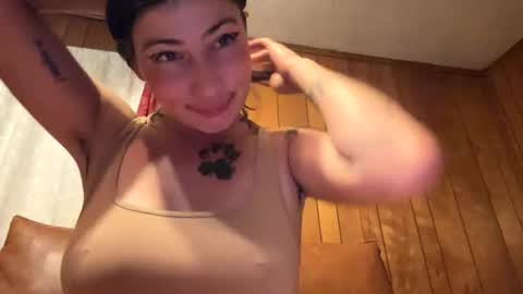 Snapshot of arielwyld chatting on October 22, 12:55 am ariel colin when hes here online show from October 22, 12:55 am