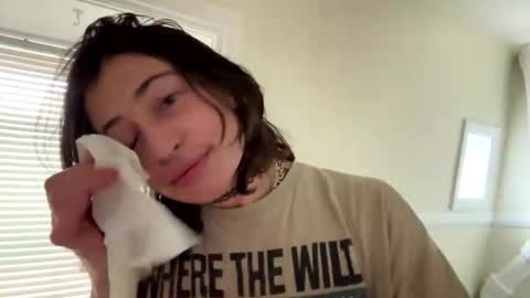 Snapshot of arielwyld chatting on November 25, 7:58 pm ariel colin when hes here online show from November 25, 7:58 pm