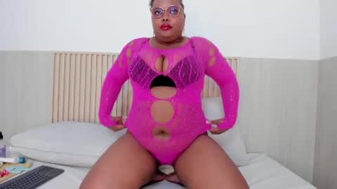 Snapshot of arika_brown chatting on June 10, 8:19 pm Arika Brown online show from June 10, 8:19 pm