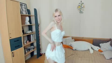 Snapshot of arlavitullo chatting on June 8, 8:37 am Emily online show from June 8, 8:37 am