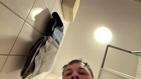 Snapshot of armyskater32 chatting on April 4, 8:28 pm armyskater32 online show from April 4, 8:28 pm